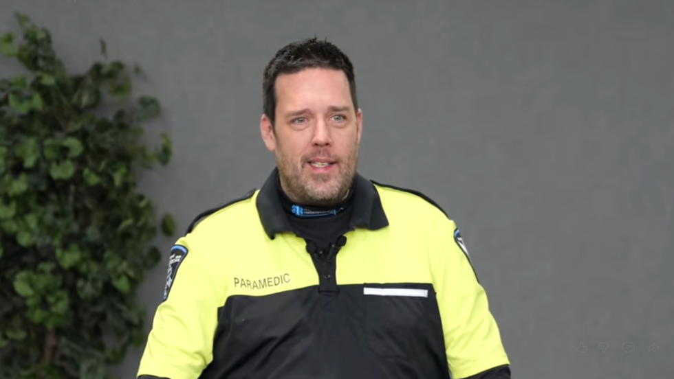 Capture d'écran d'une vidéo montrant l'humoriste P-A Méthot discutant avec des paramédics.