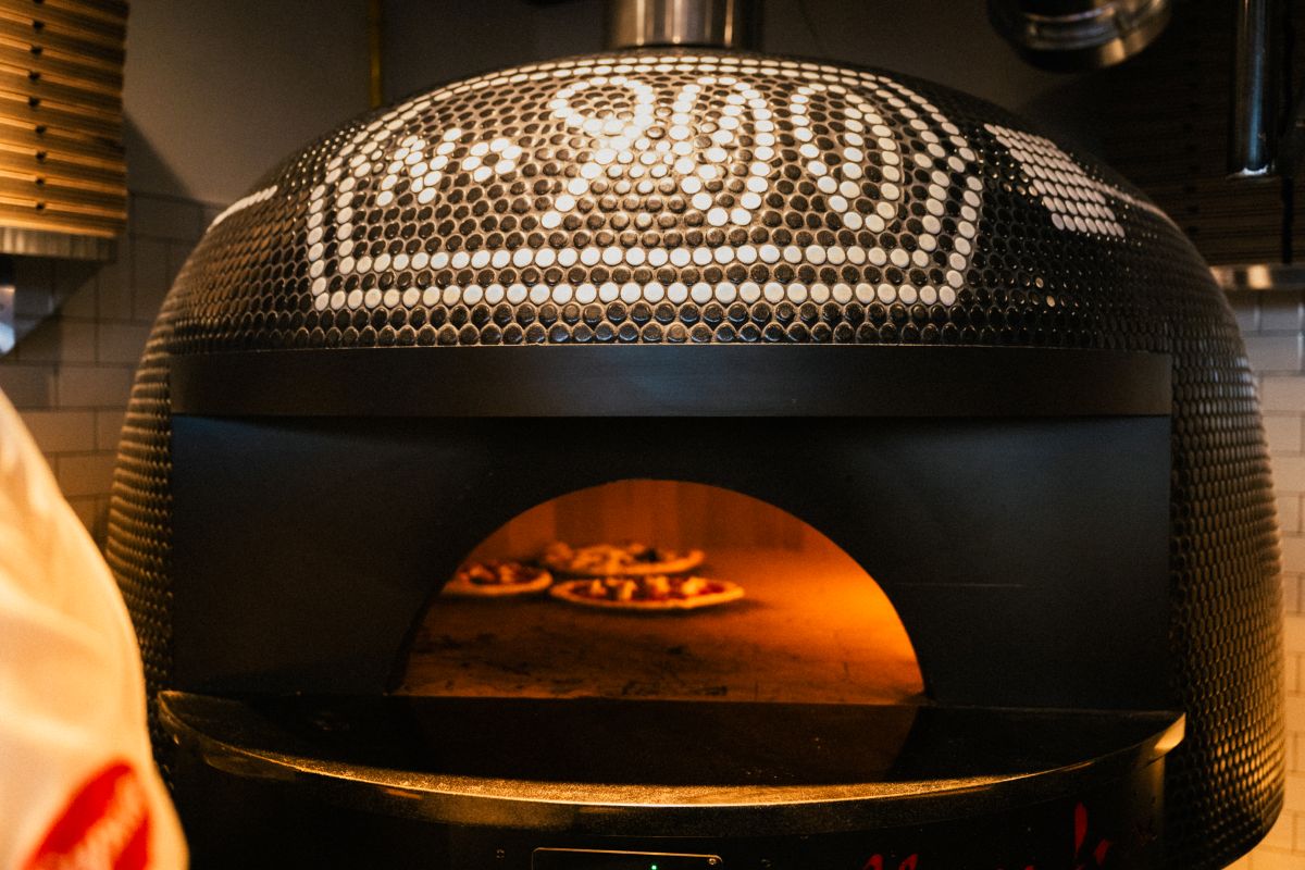 Un four à pizza de la pizzeria No.900