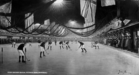 Photographie en noir et blanc du premier match de hockey officiel.