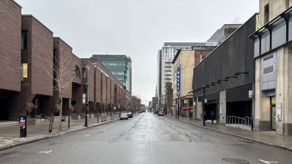 La rue St-Denis à la hauteur de la rue Sainte-Catherine. La rue est complètement vide.