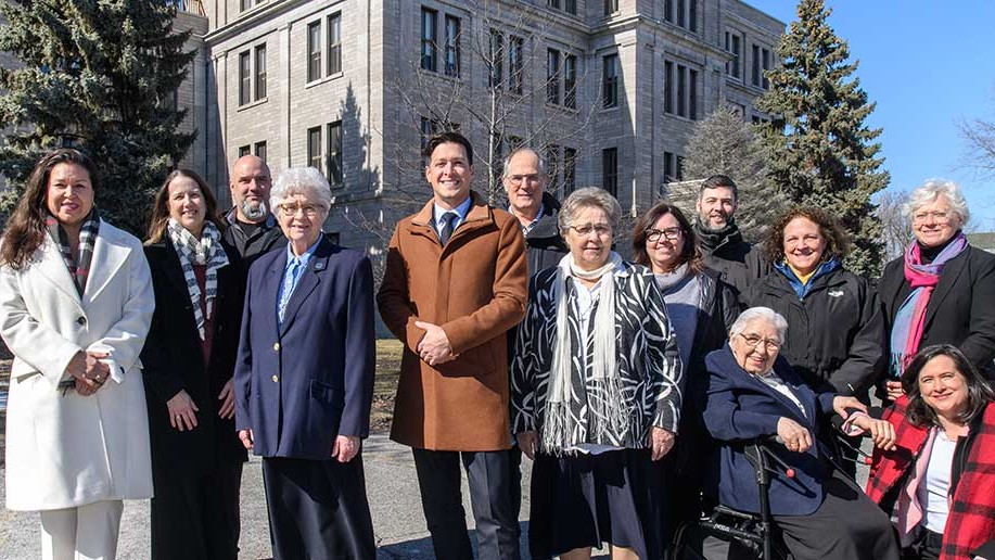 Le maire et d'autres élus de Laval, accompagnés de représentantes des Soeurs Missionnaires de l’Immaculée-Conception devant leur couvent.