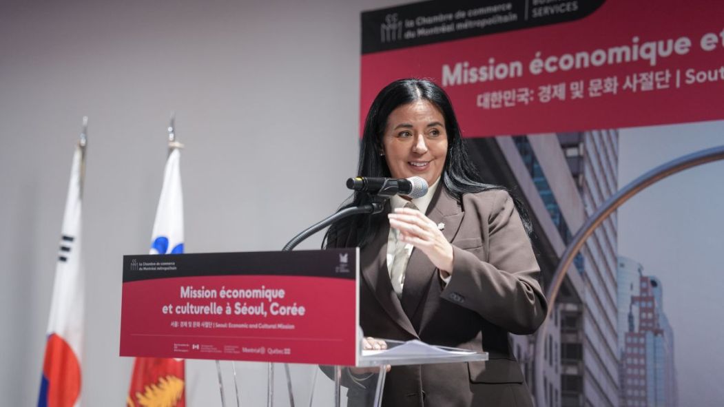 Soraya Martinez Ferrada devant un lutrin lors d'une allocation en Corée du Sud.