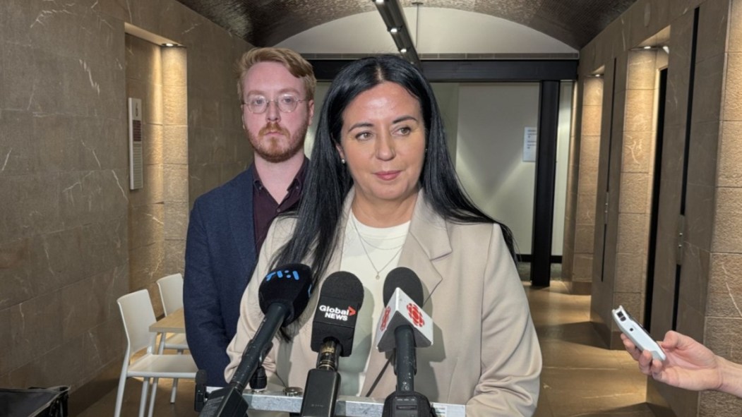 Soraya Martinez Ferrada et Julien Hénault-Ratelle lors d'un point de presse.