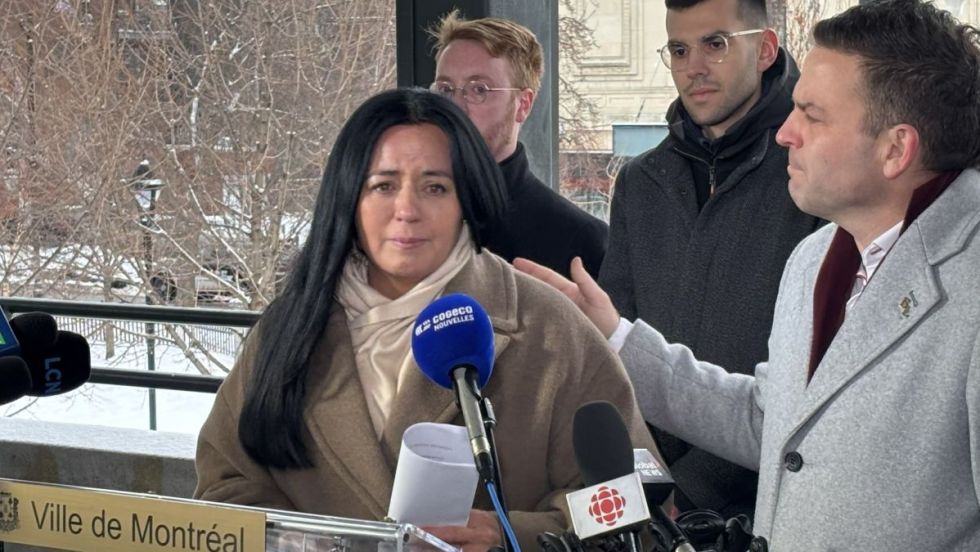 Soraya Martinez Ferrada, accompagnée d'autres élus de Montréal, en pleurs après l'annonce du décès de deux personnes en situation d'itinérance.