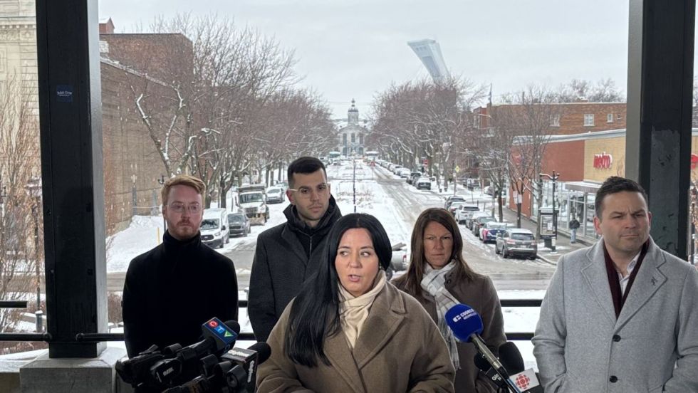Soraya Martinez Ferrada accompagnée de quatre autres élus devant une rue de l'arrondissement Mercier-Hochelaga-Maisonneuve.