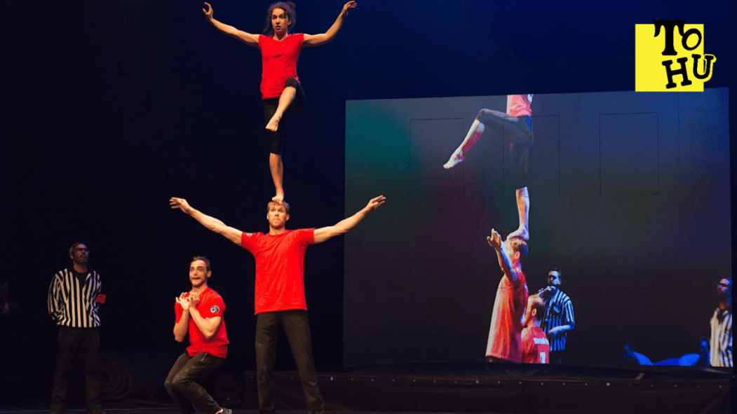 Des acrobates font une pyramide sur scène pendant l'Impro Cirque à la TOHU.