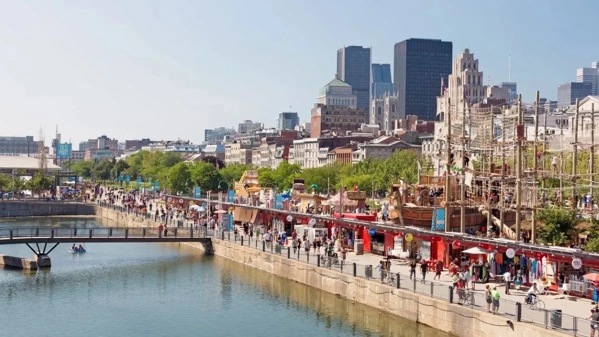Une foule de touristes au Vieux-Port de Montréal, en été.