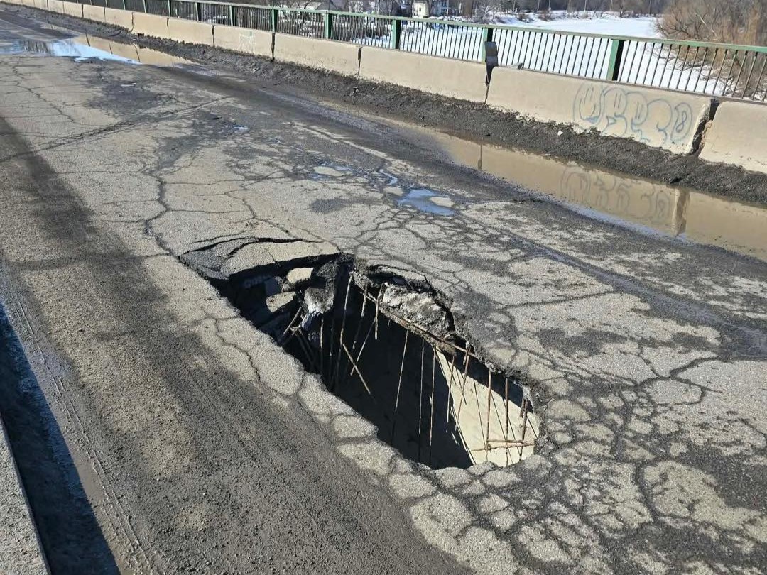 Un trou d'environ un mètre de long transperce le pont de la Sauvagine à Châteauguay.