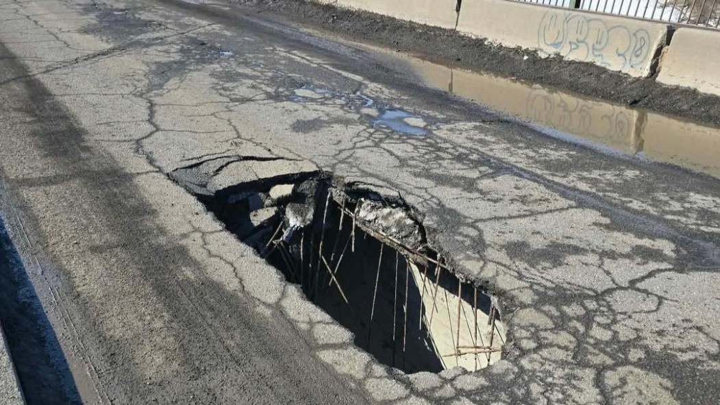 Un trou d'environ un mètre de long transperce le pont de la Sauvagine à Châteauguay.