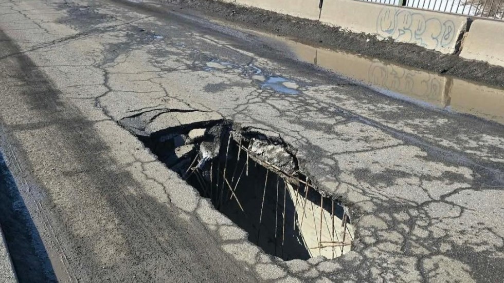 Un trou d'environ un mètre de long transperce le pont de la Sauvagine à Châteauguay.