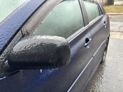 Du verglas sur une voiture.