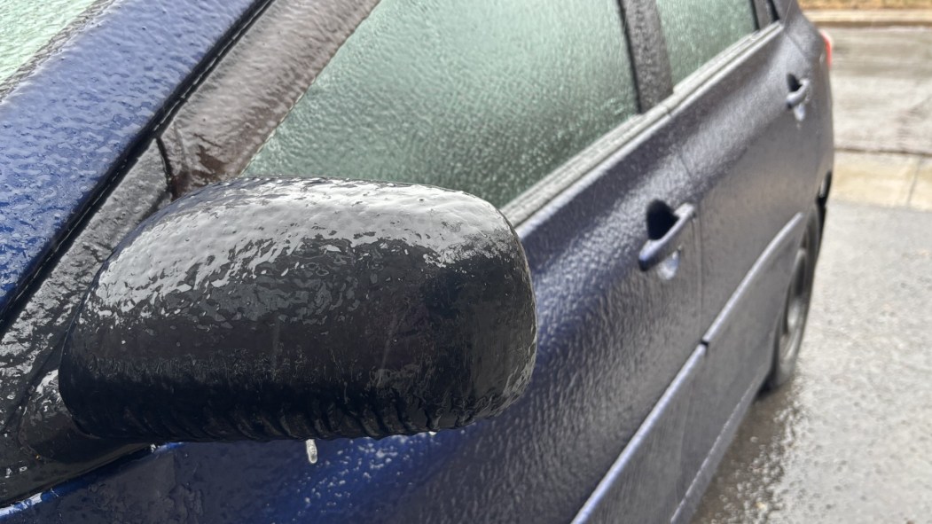 Du verglas sur une voiture.
