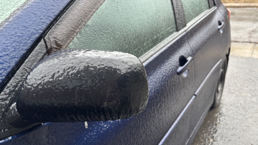 Du verglas sur une voiture.