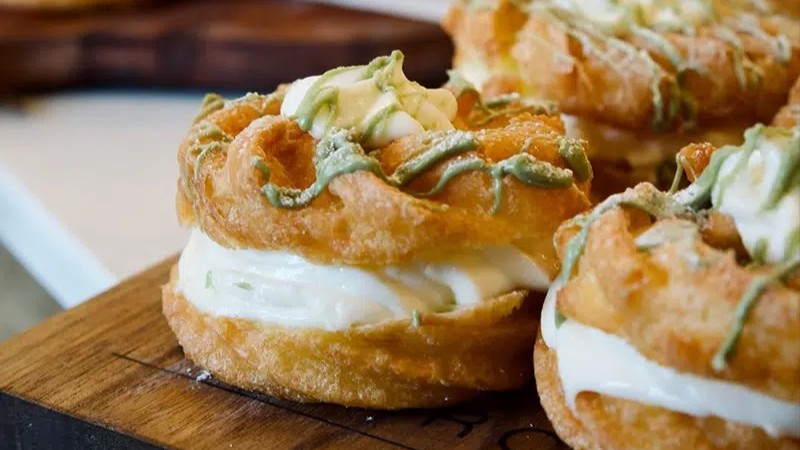 Une zeppole du Café Marinelli Brothers.