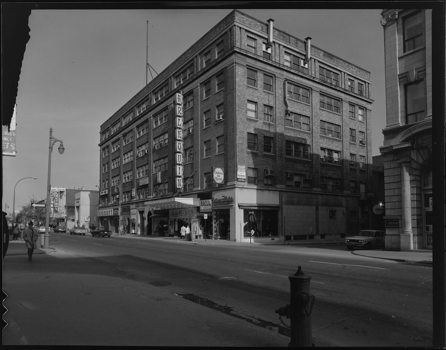 Photo en noir et blanc de L'Olympia venant de l'époque où l'édifice portait le nom de Théâtre Arlequin.
