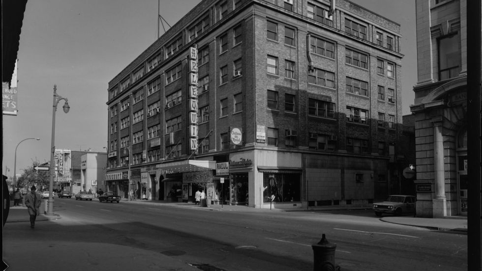 Photo en noir et blanc de L'Olympia venant de l'époque où l'édifice portait le nom de Théâtre Arlequin.