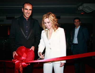 Lara Fabian coupe le ruban rouge avec Patrick Levy lors de la r&eacute;ouverture de L'Olympia en 2007.
