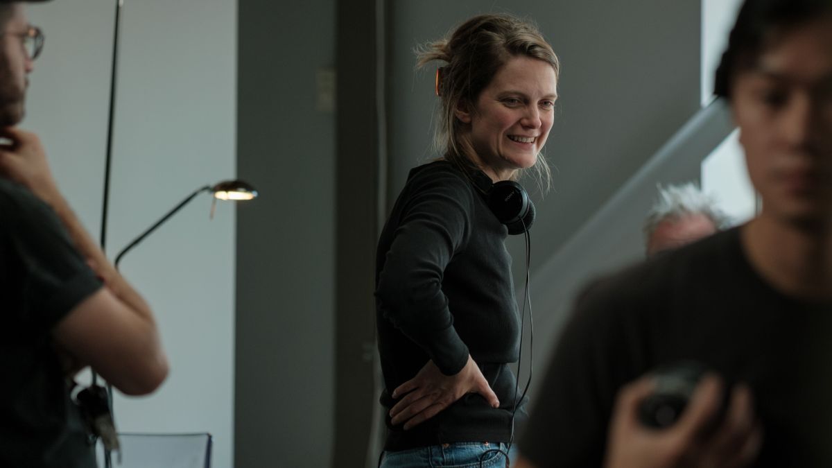 Geneviève Dulude-De Celles sur un plateau de tournage.