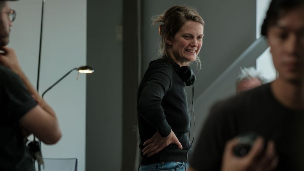 Geneviève Dulude-De Celles sur un plateau de tournage.