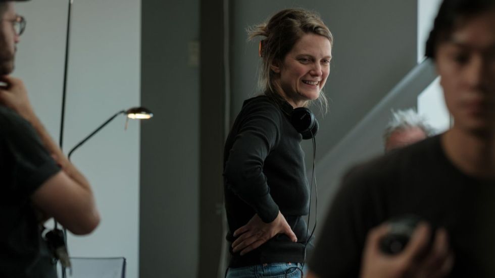 Geneviève Dulude-De Celles sur un plateau de tournage.