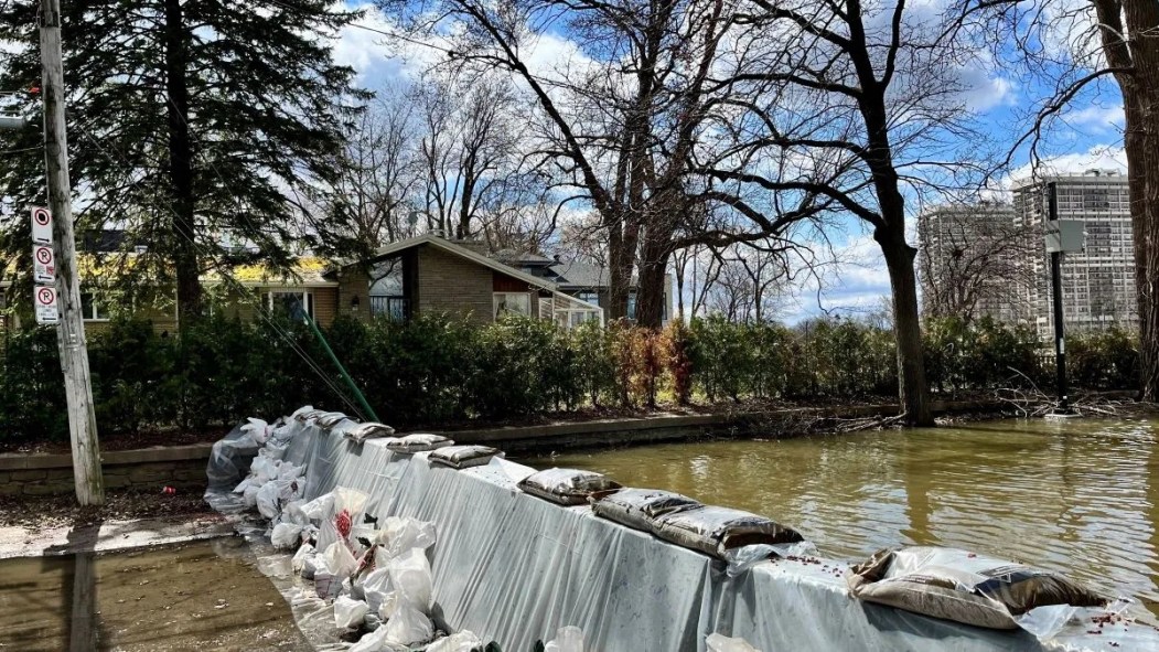 Une digue empêche la progression de l'eau à Cartierville pendant une inondation.