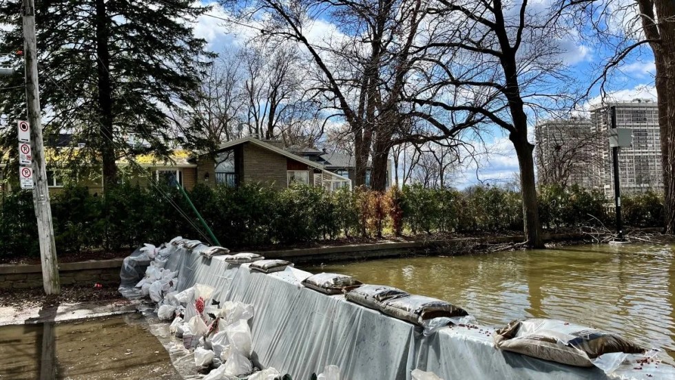 Une digue empêche la progression de l'eau à Cartierville pendant une inondation.