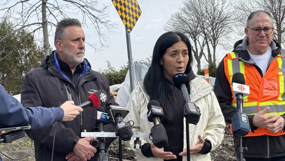 Soraya Martinez Ferrada devant un secteur inondé de Pierrefonds-Roxboro.