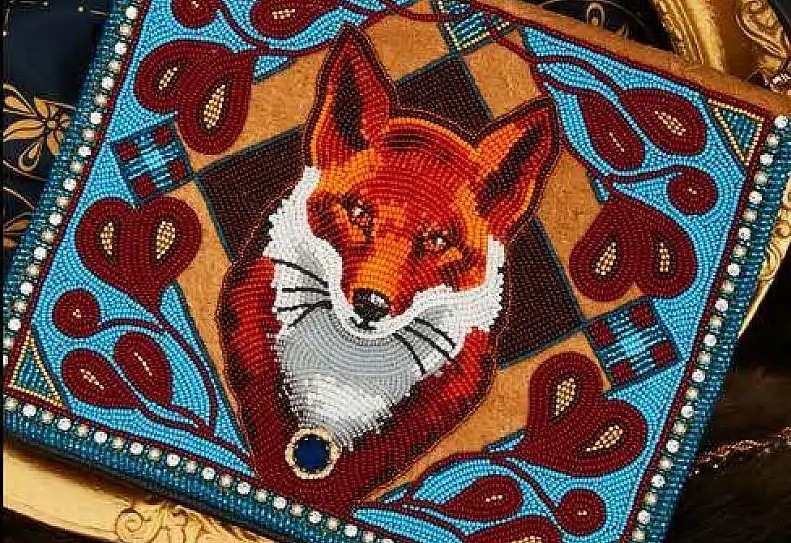 Une tapisserie montrant un renard dans le cadre de la Biennale d'art autochtone.