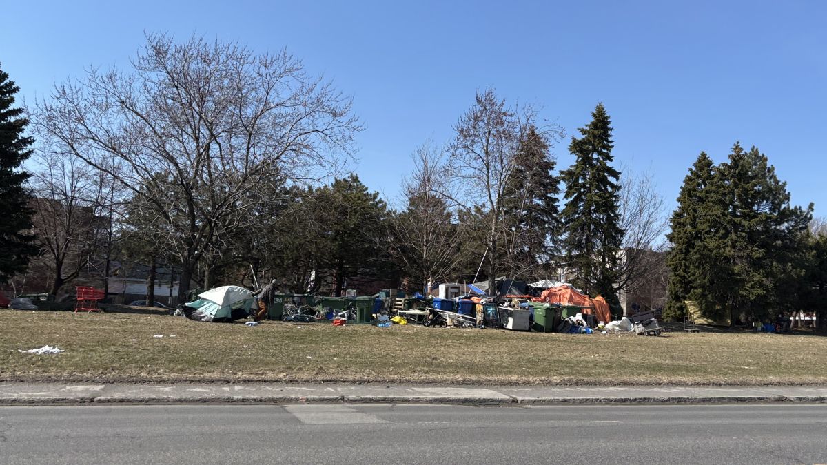 Un campement de personnes en situation d'itinérance sur la rue Notre-Dame.