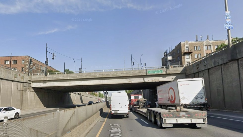 Capture d'écran de Google Maps montrant l'autoroute 15 à la hauteur du passage à niveau du chemin de la Côte-Sainte-Catherine.