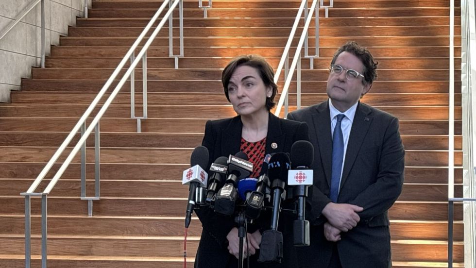 Christine Fréchette et Bernard Drainville derrière un lutrin.
