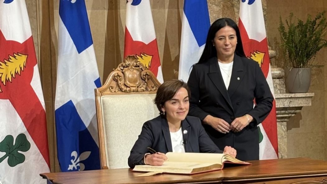 Christine Fréchette signe le livre d'or de Montréal en compagnie de Soraya Martinez Ferrada lors de sa première visite officielle à l'hôtel de ville à titre de première ministre.