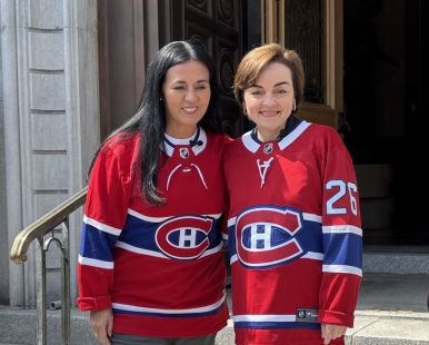 Soraya Martinez Ferrada et Christine Fréchette portant chacune un chandail du Canadien de Montréal.
