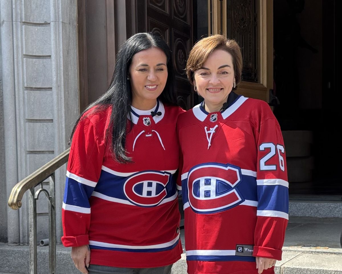 Soraya Martinez Ferrada et Christine Fréchette portant chacune un chandail du Canadien de Montréal.