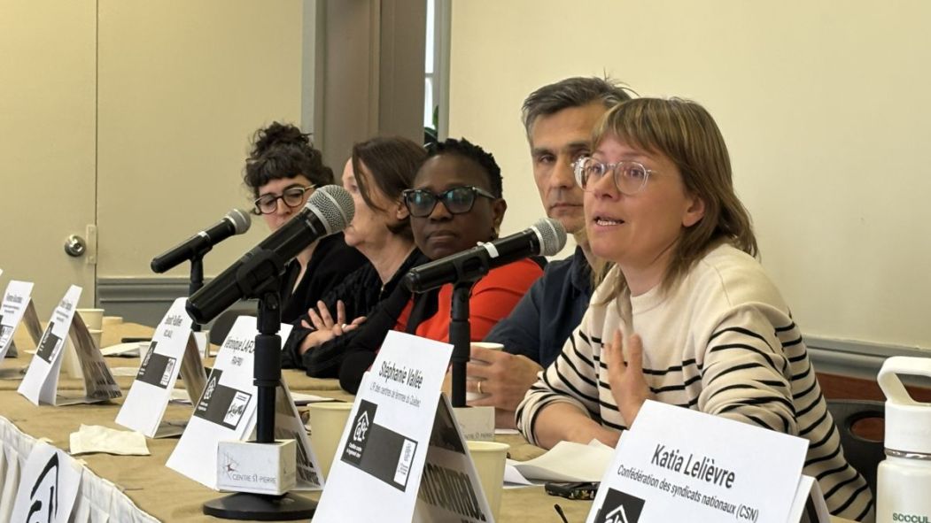 Cinq représentants d'organismes membres de la Coalition contre le logement cher.