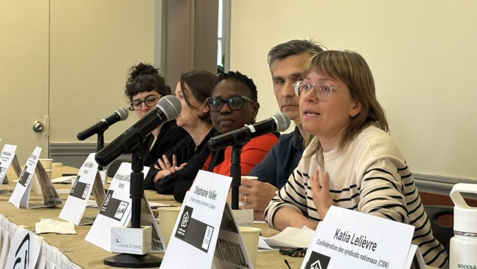 Cinq représentants d'organismes membres de la Coalition contre le logement cher.