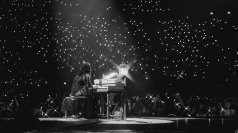 Lady Gaga seule au piano pendant son spectacle The Mayhem Ball, à Paris en novembre 2025.