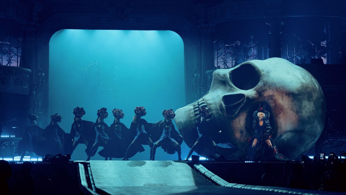 Laday Gaga et ses danseurs d&eacute;filent devant un cr&acirc;ne g&eacute;ant pendant le spectacle The Mayhem Ball.