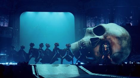 Laday Gaga et ses danseurs défilent devant un crâne géant pendant le spectacle The Mayhem Ball.