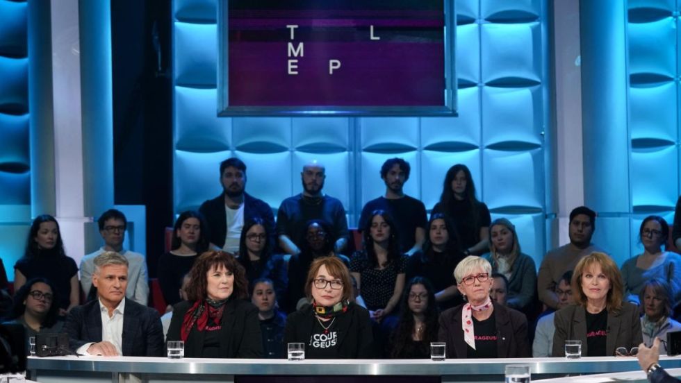 Quatre membres du collectif Les Courageuses, ainsi que leur avocat, sur le plateau de TLMEP.