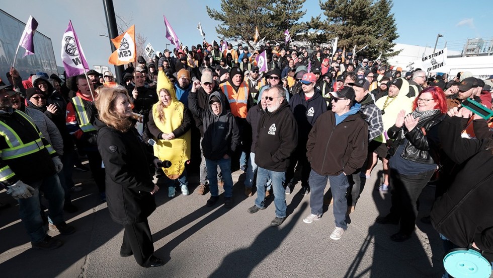 Manifestation des syndiqués du Groupe Metro devant les installations de l'entreprise Courchesne Larose.