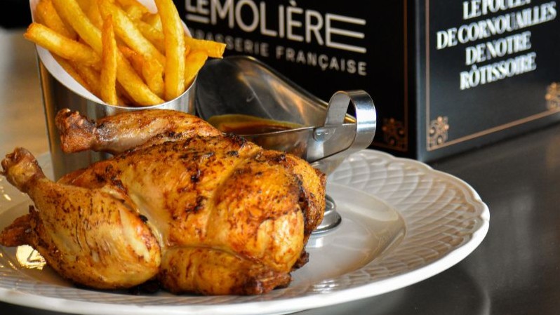 Poulet rôti de la brasserie Le Molière, avec une frite et une boîte pour emporter.