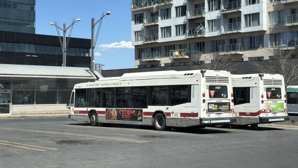 Des autobus du RTL stationnés au terminus d'autobus de Longueuil.