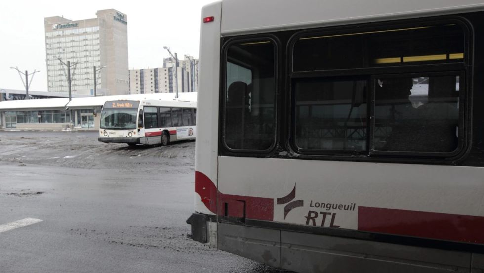 Des autobus du RTL au terminus d'autobus de Longueuil.