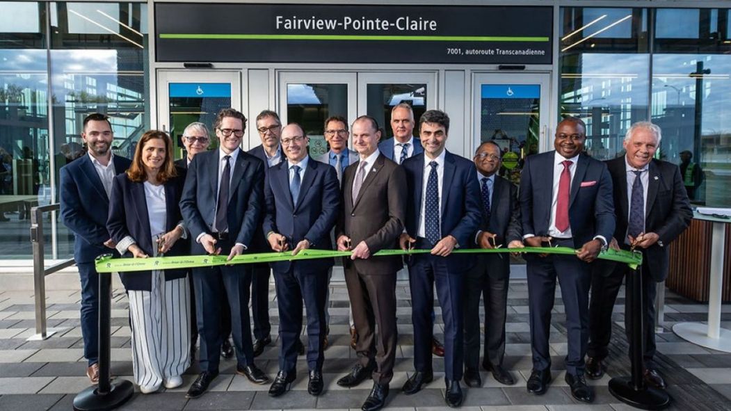 Des élus et dignitaires coupent un ruban pour l'inauguration de l'antenne Anse-à-l'Orme du REM.
