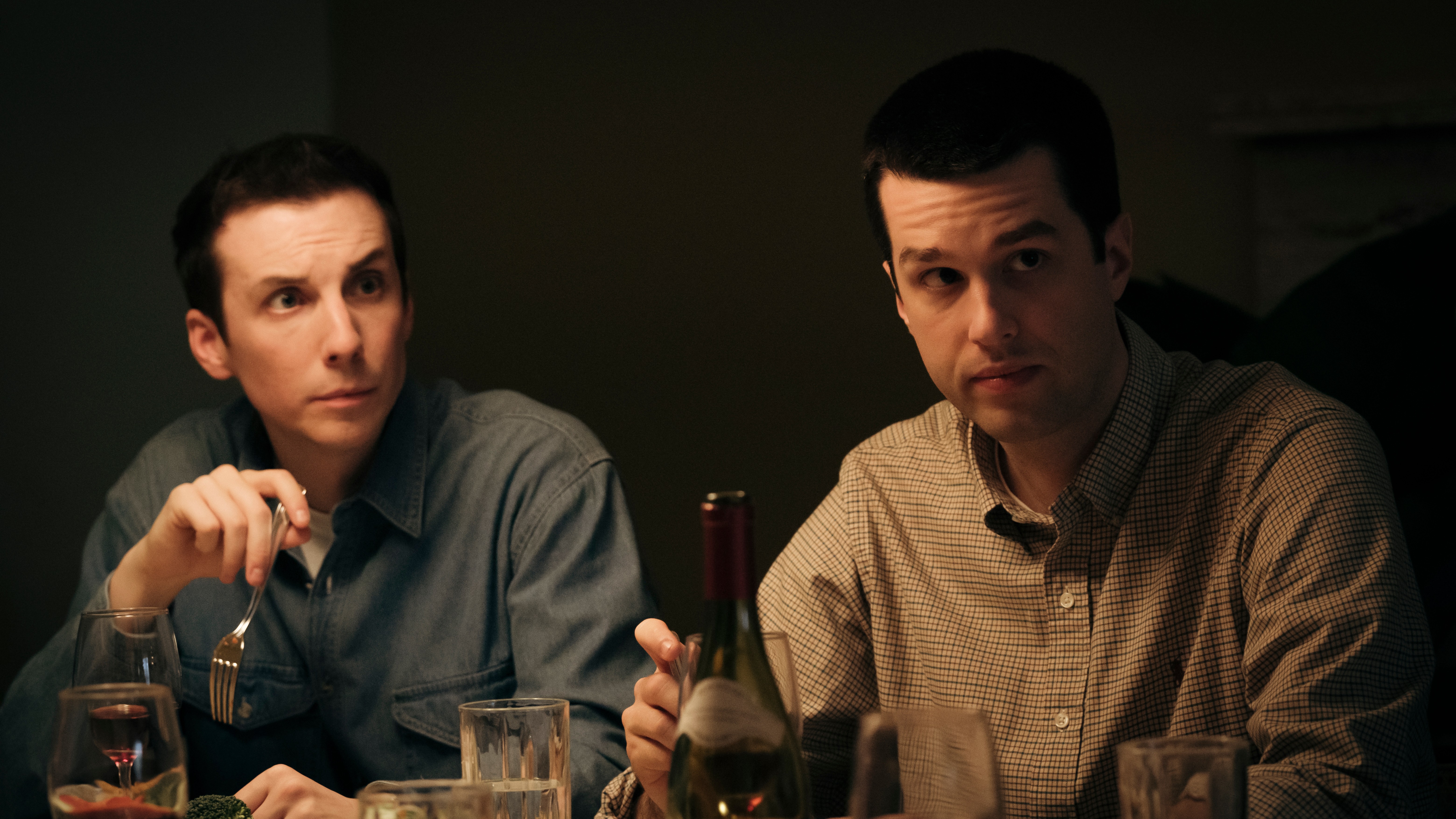 Les deux fils de la famille Joyal sont assis &agrave; la table dans une sc&egrave;ne de la s&eacute;rie &laquo;Vitrerie Joyal&raquo;.