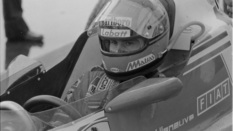 Photo d'archives en noir et blanc montrant Gilles Villeneuve dans sa voiture de Formule 1.