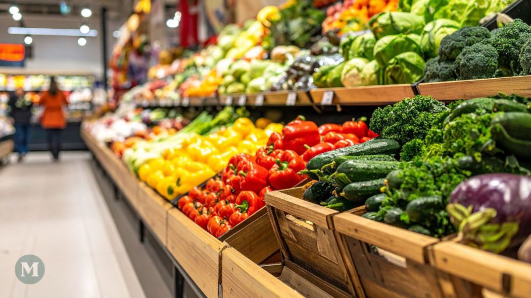 Une allée de fruits et légumes dans une épicerie Metro.
