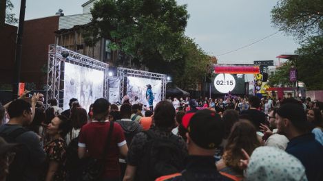 Une foule rassemblée devant les Street Walls du Festival Mural.