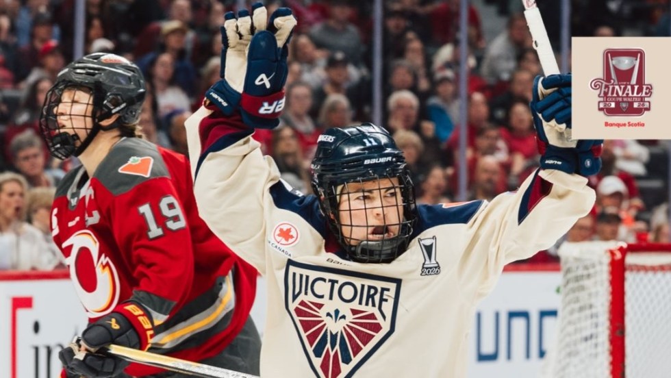Abby Roque du Victoire de Montréal célèbre un but contre le Charge d'Ottawa.
